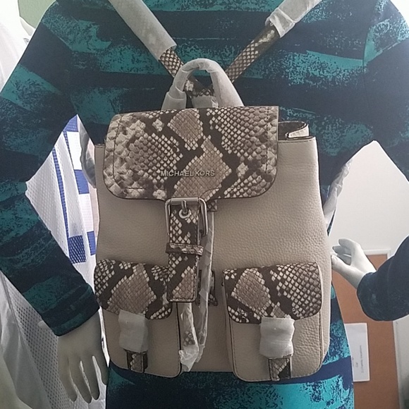 Michael Kors Susie Small Flap Pebbled Leather Back - Picture 8 of 8